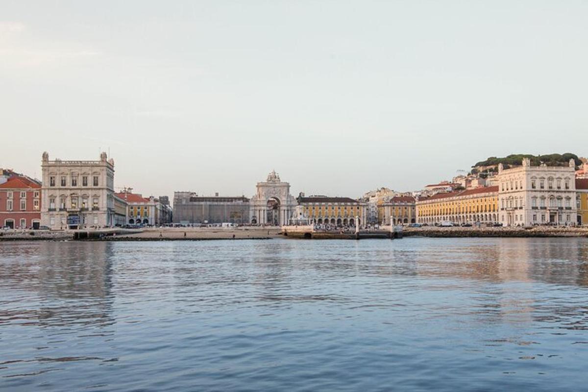 una vista di una città da un fiume con edifici