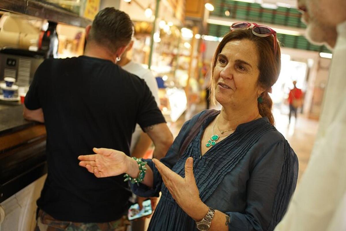 žena stojící v obchodě a mluvící s mužem