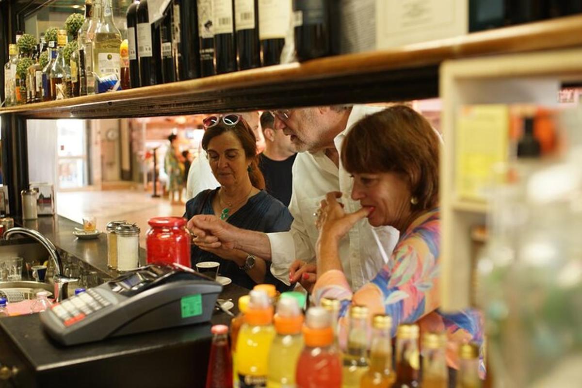 skupina lidí stojících u baru s barmanem