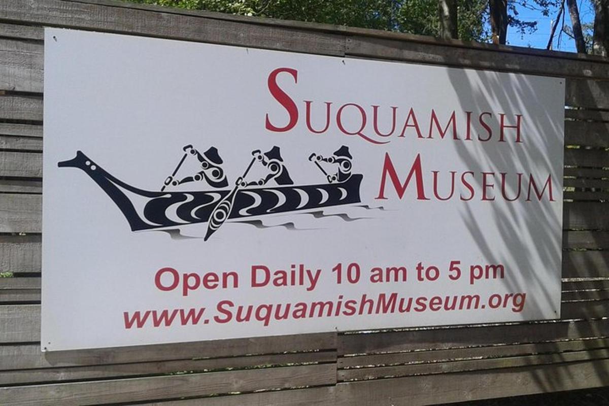 un cartello per un museo dei samurai su un edificio