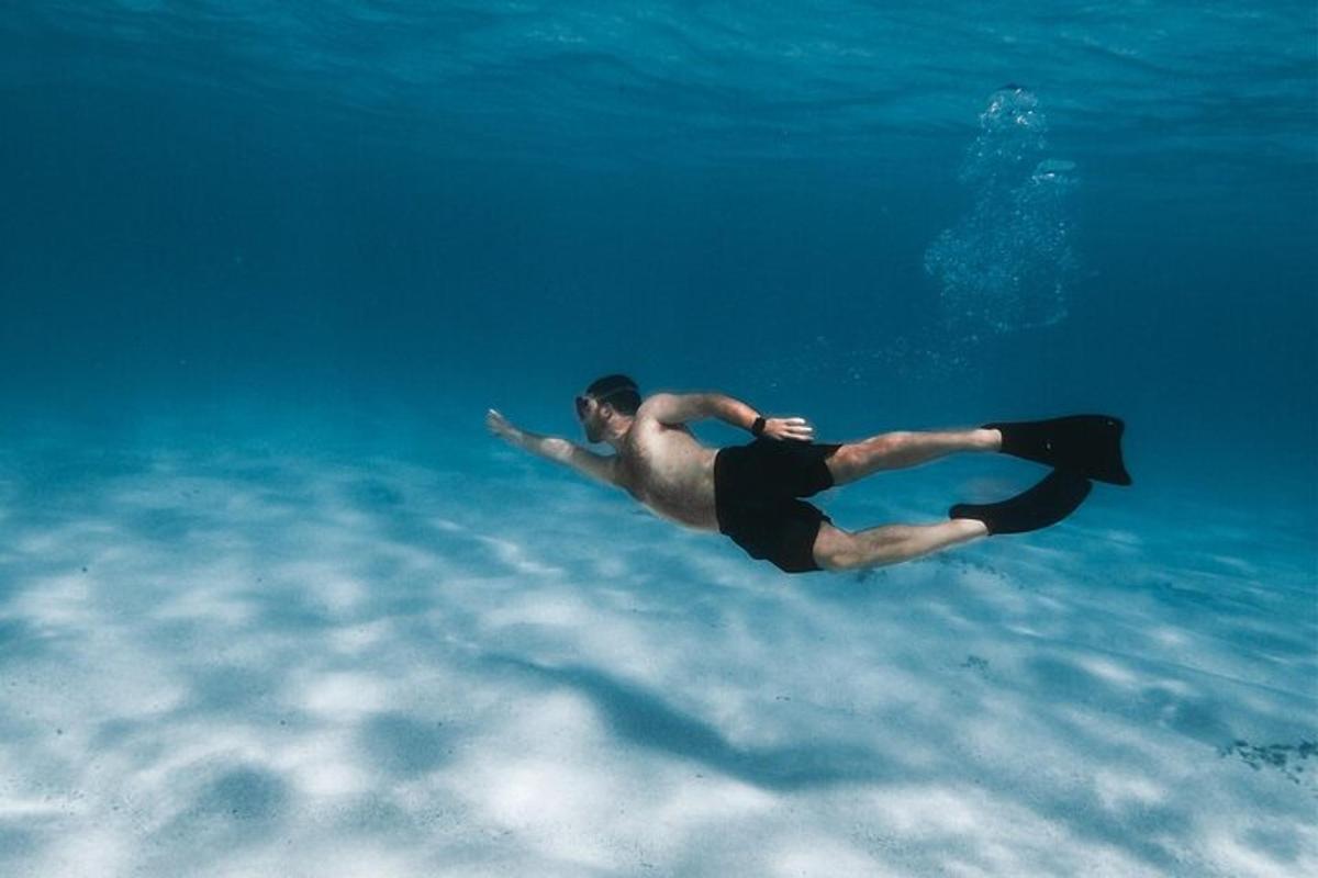 ένας άντρας που κολυμπάει στο νερό στον ωκεανό