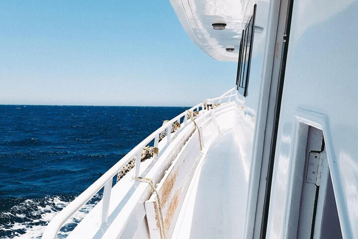 uma vista do oceano do lado de um barco