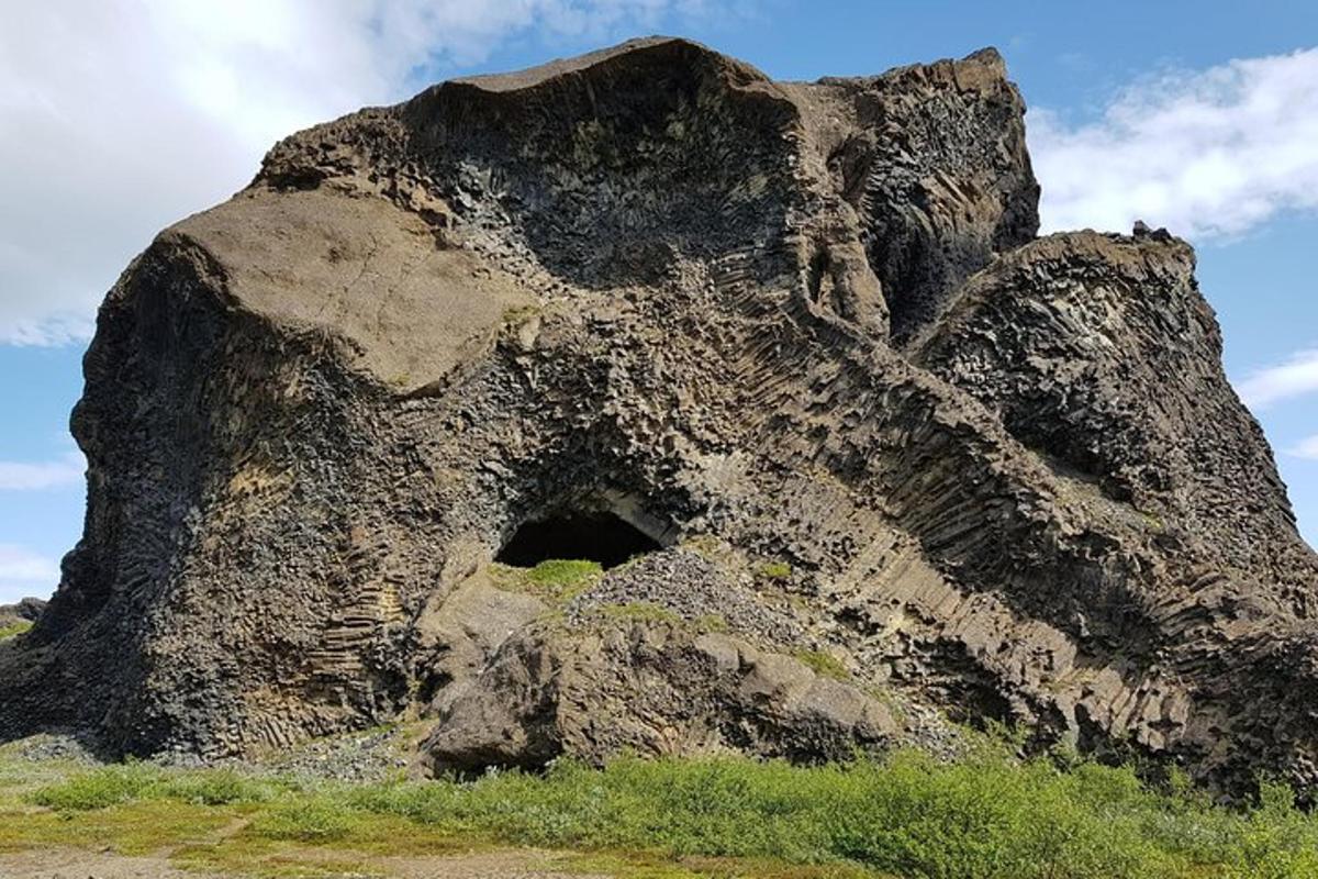 stór steinn með gati í sér