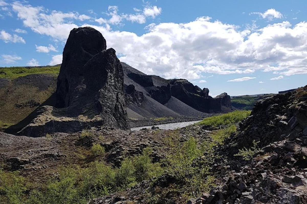 hópur af steinum á akri með vegi
