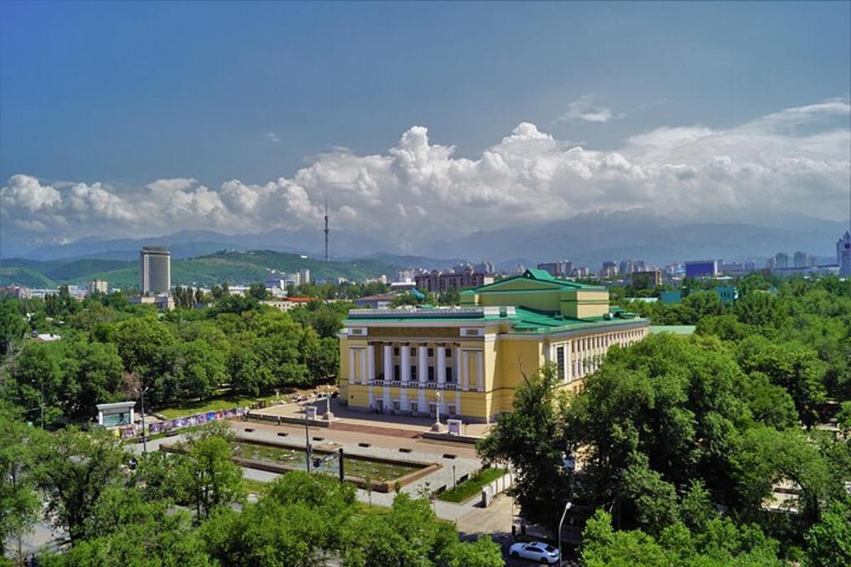 велика жута зграда усред града