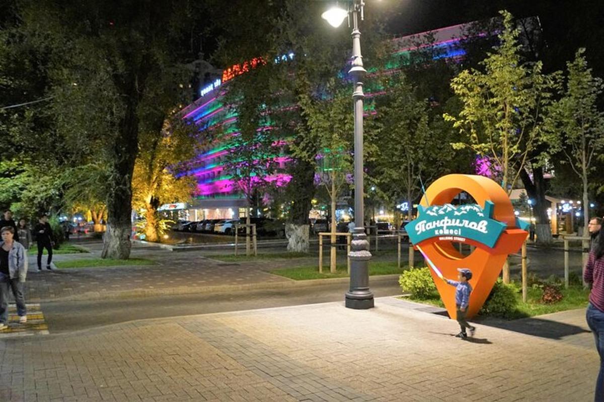 bērns stāv blakus zīmei parkā naktī