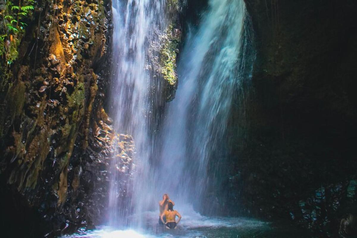 uma pessoa cavalgando em frente a uma cachoeira
