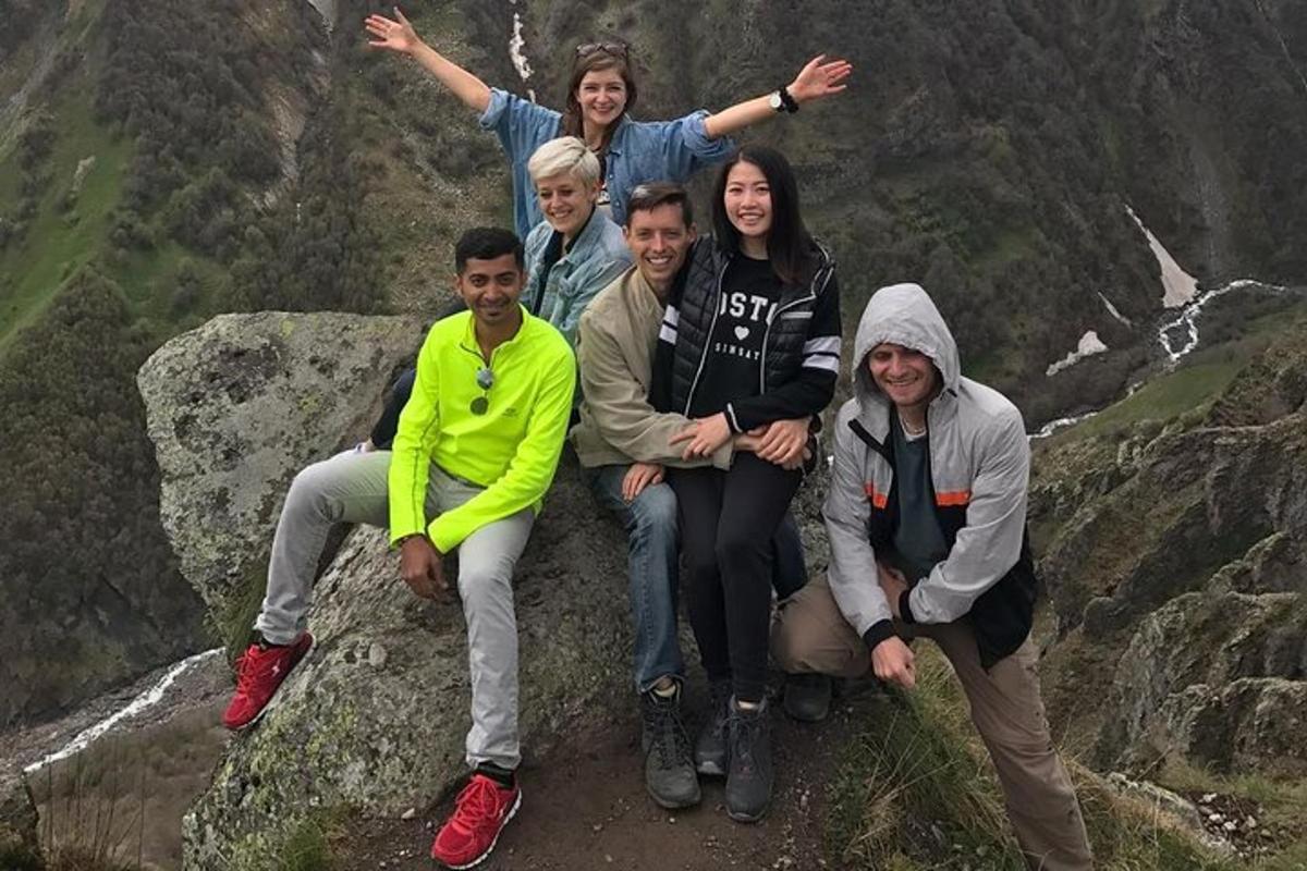skupina lidí sedících na vrcholu hory