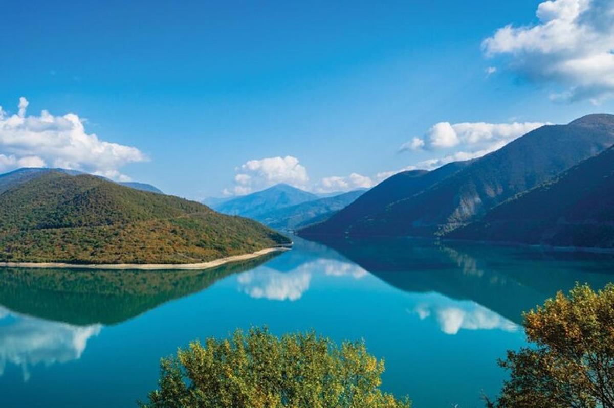 pohled na jezero uprostřed hor