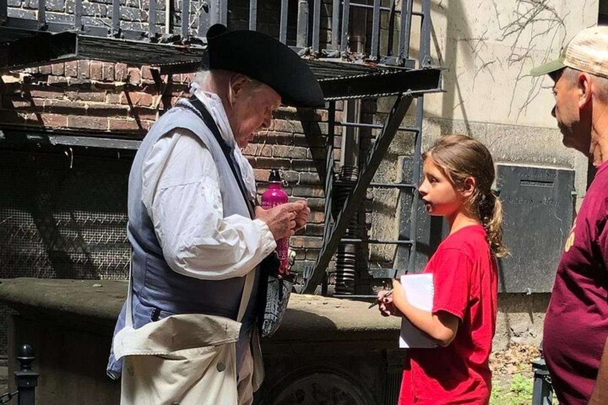 Un hombre de pie junto a una niña