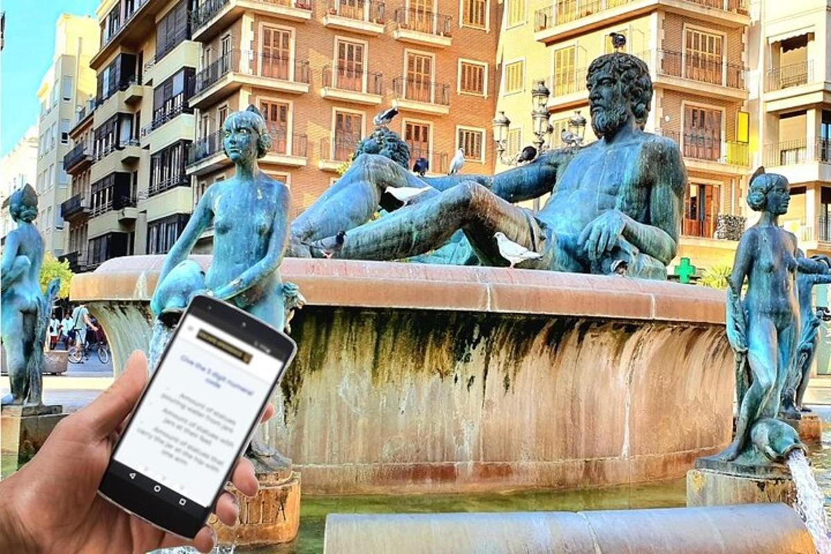 en person, der holder en mobiltelefon foran et springvand