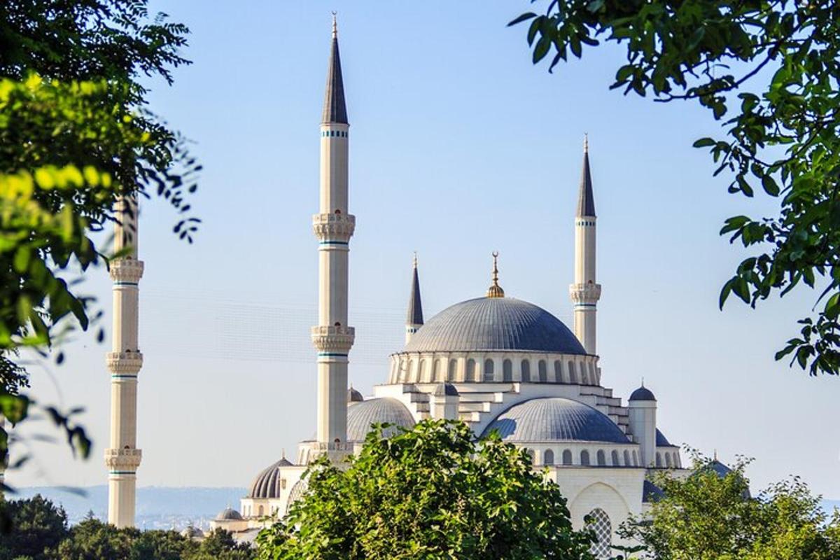 una mesquita amb cúpules blaves i minarets