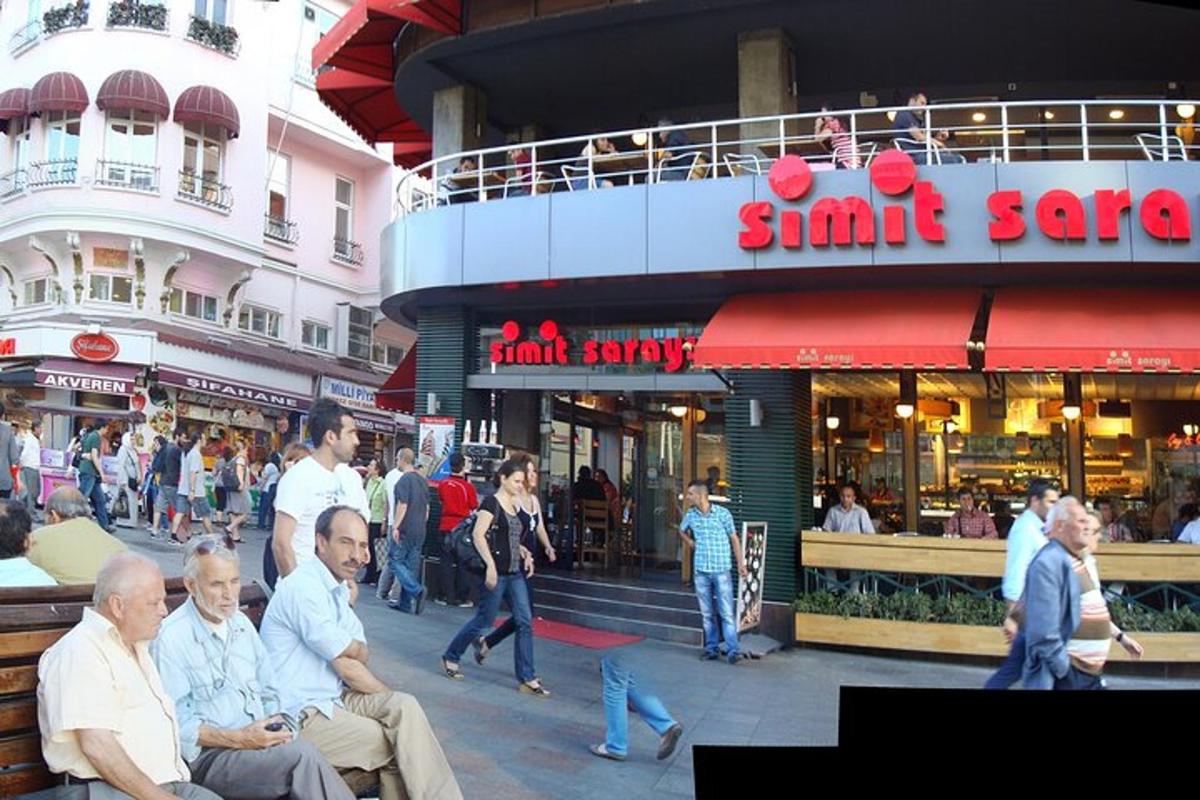 un gruppo di persone sedute davanti a un ristorante
