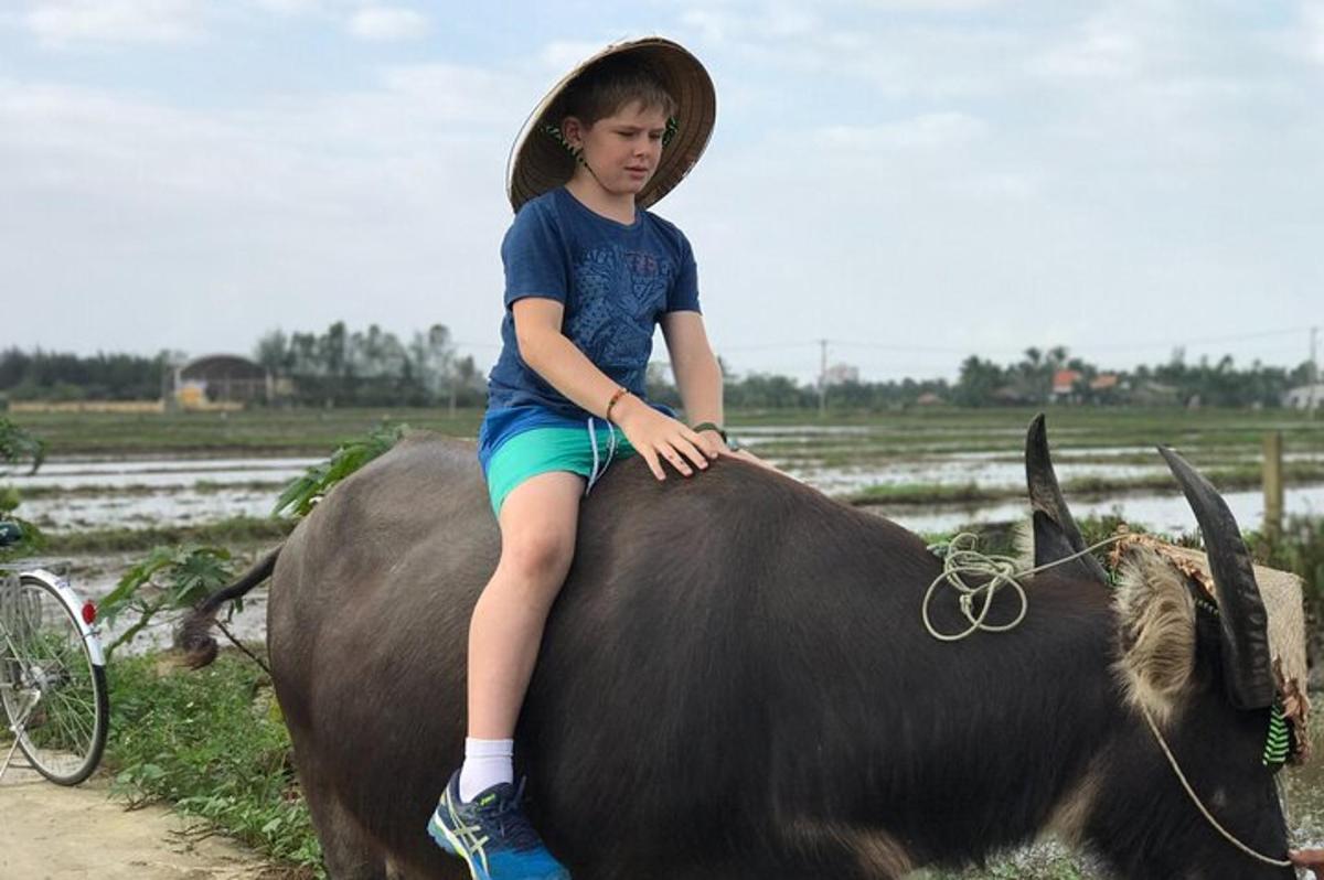 mladý chlapec sedící na hřbetě býka