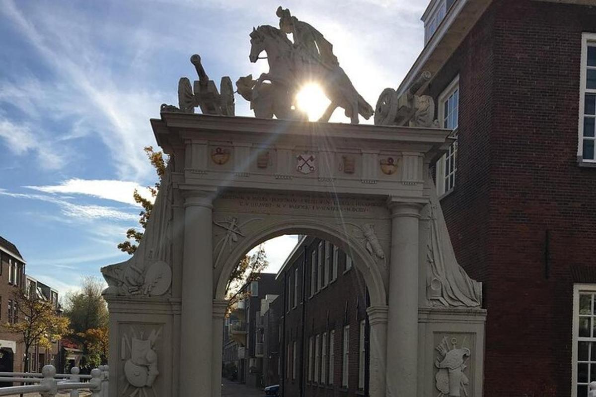 eine Pferdestatue auf einem Gebäude
