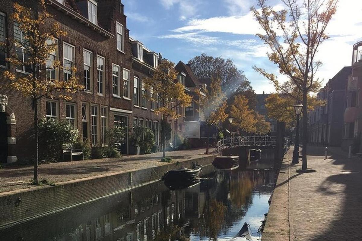 ein Kanal mit Booten im Wasser neben Gebäuden