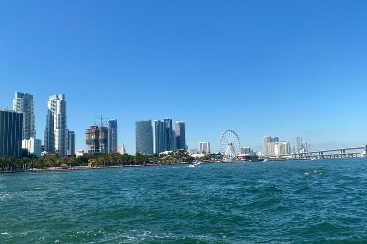 una vista de Brisbane des de l'aigua amb la ciutat