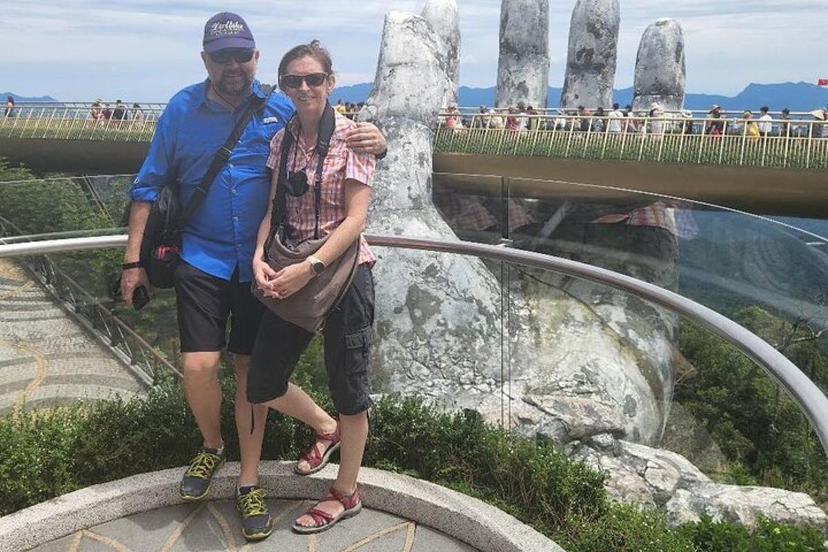 seorang lelaki dan seorang wanita berdiri di atas sebuah gunung