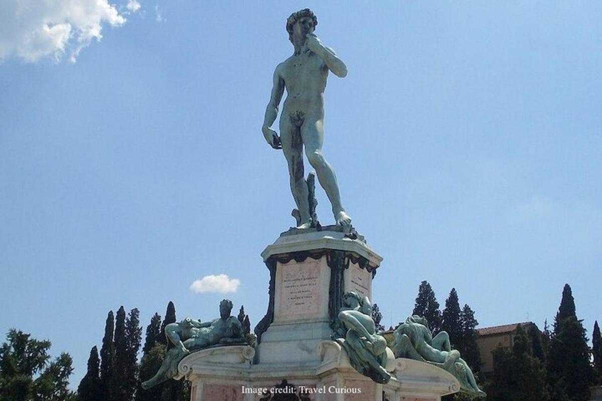 uma estátua de um homem no topo de um monumento
