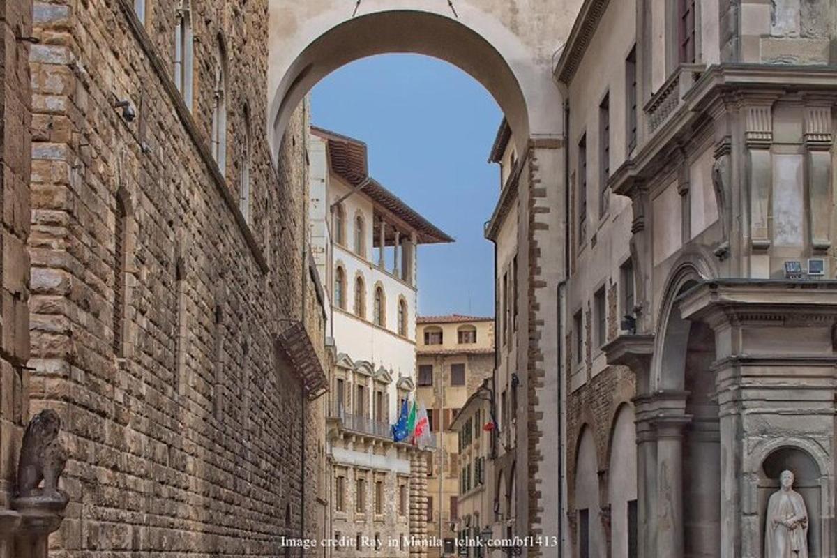 um arco no meio de um beco entre edifícios