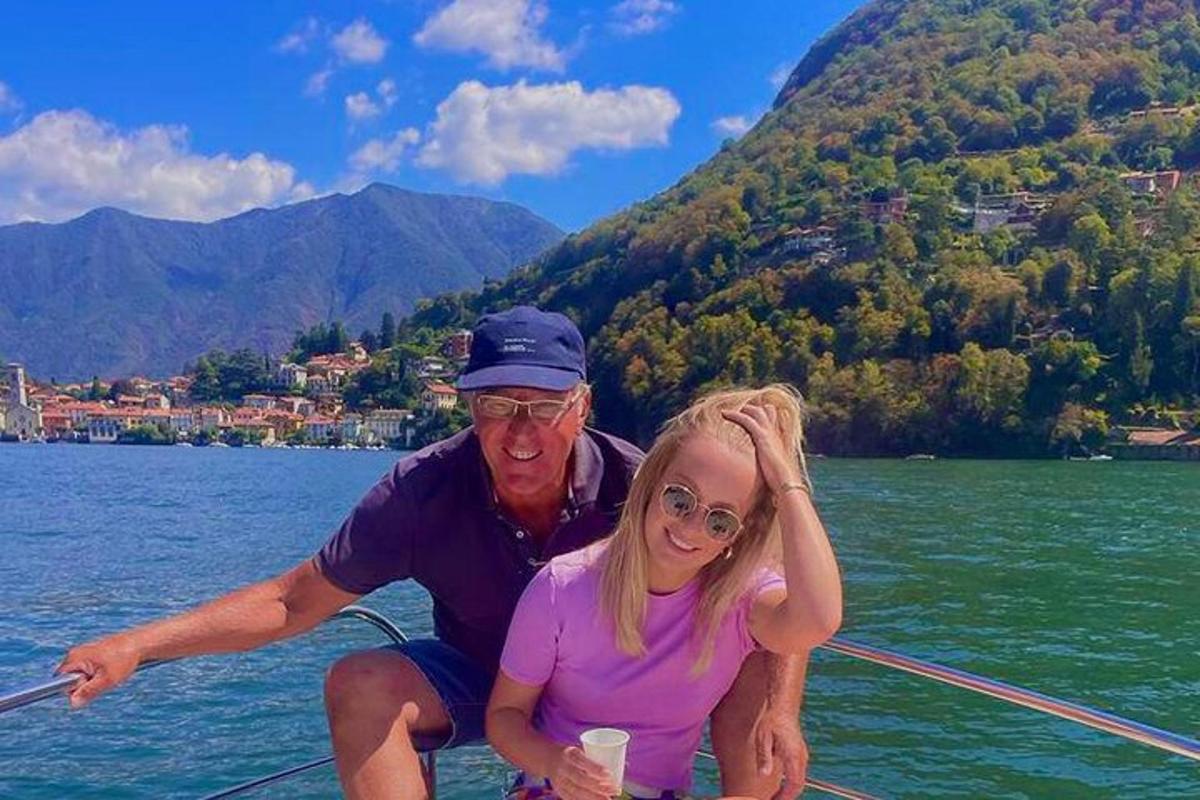 un uomo e una donna su una barca sull'acqua