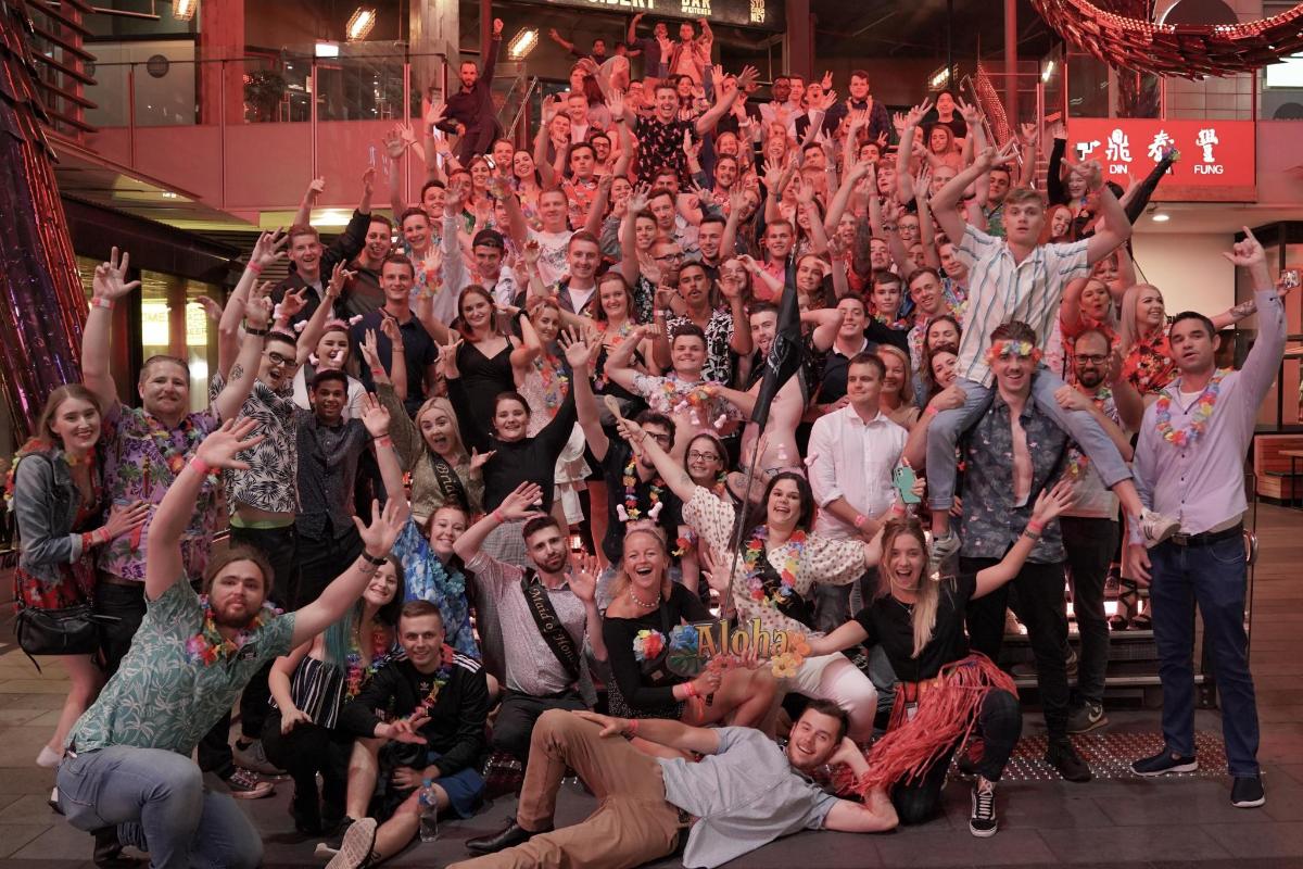 een grote groep mensen die poseren voor een foto