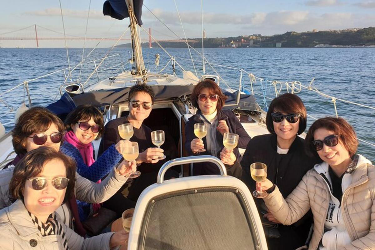 un gruppo di persone che tengono in mano bicchieri di vino su una barca
