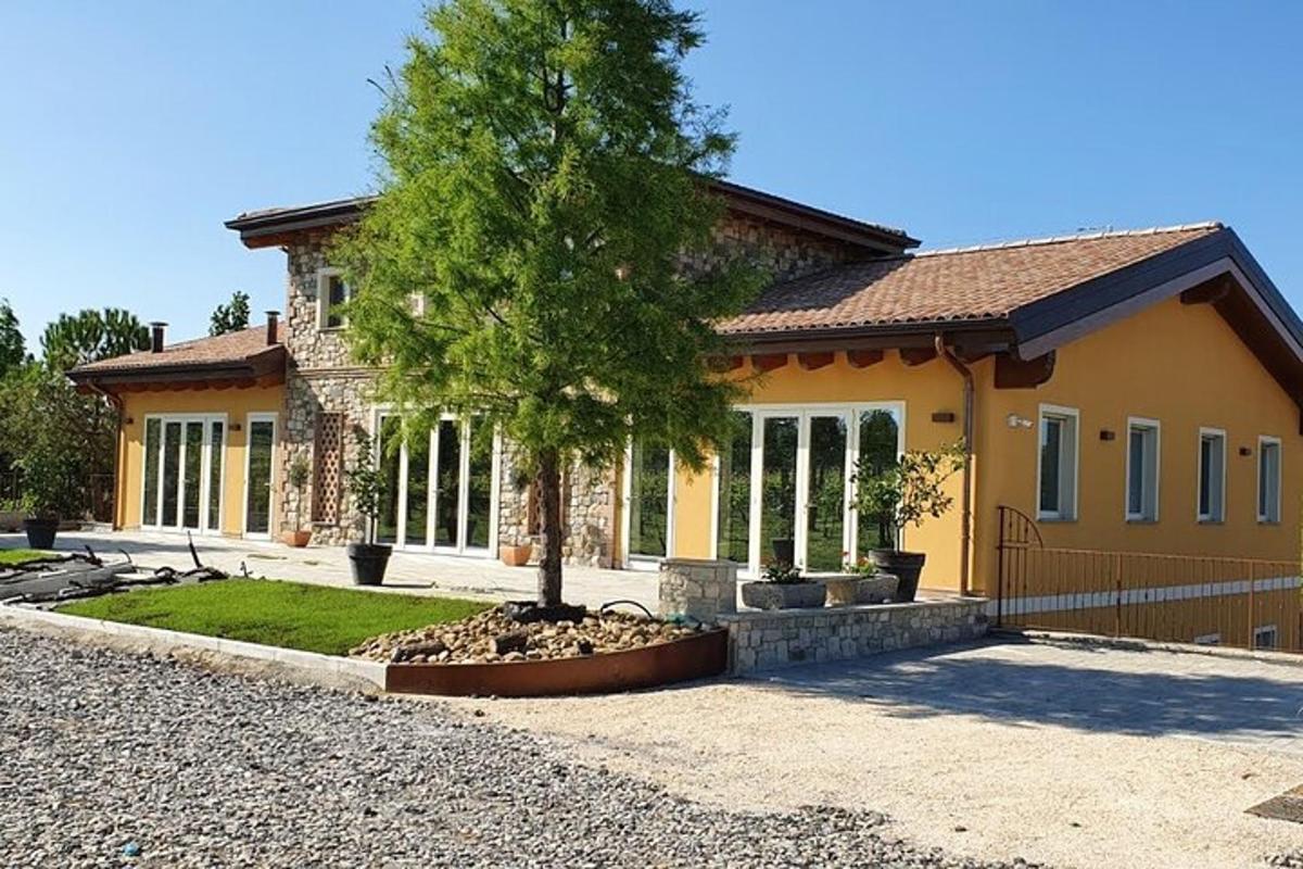 una casa amb un arbre al davant