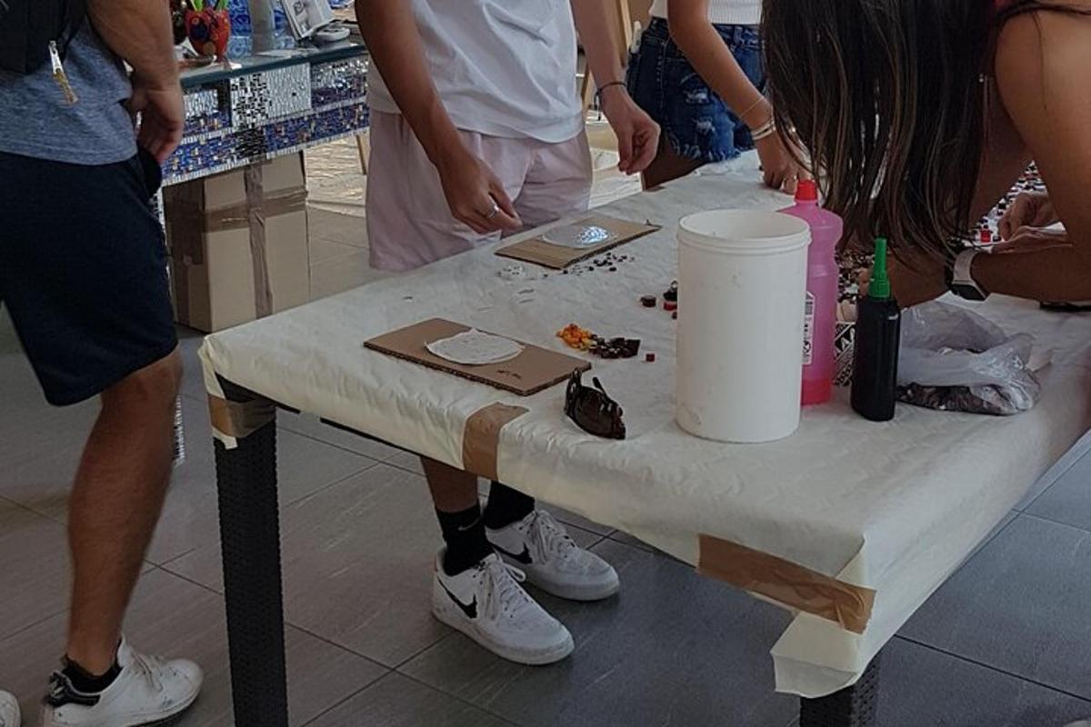 skupina ľudí stojacich okolo stola