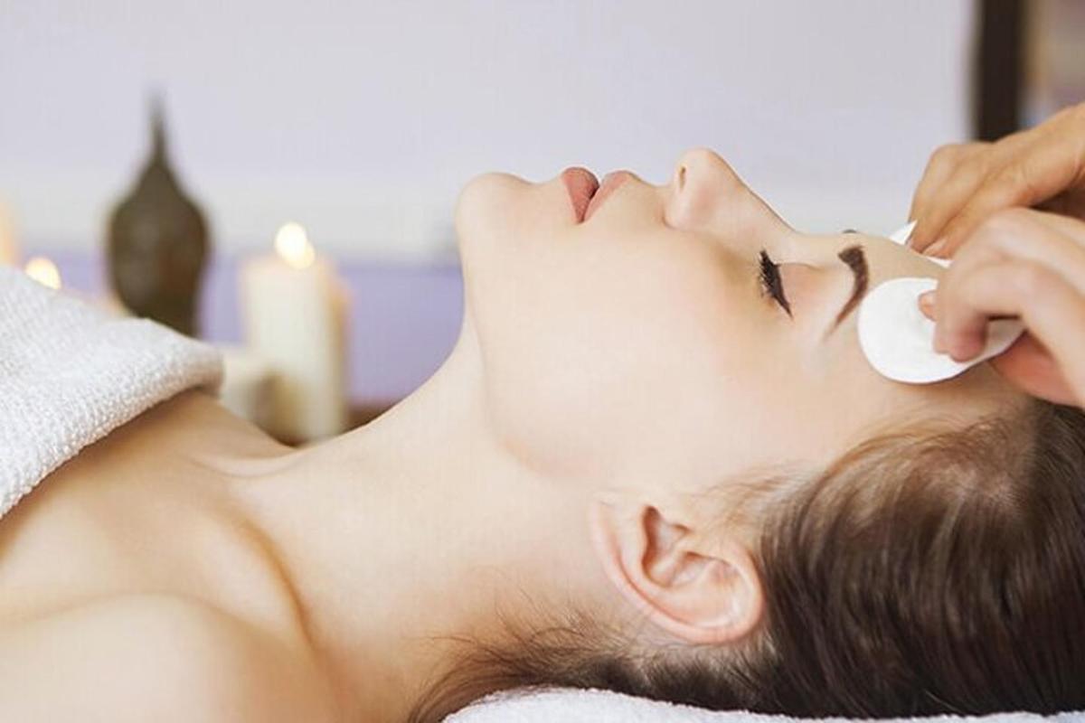 seorang wanita mencuci mukanya di spa