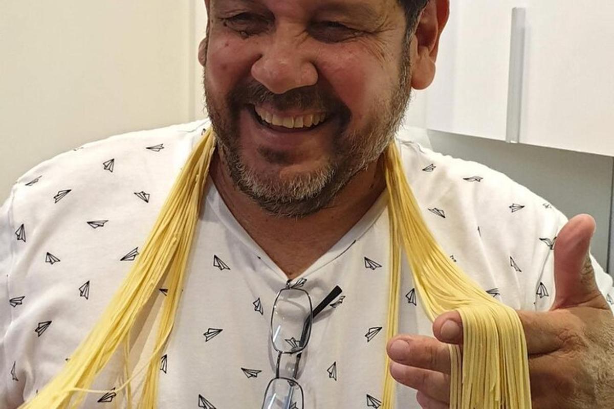 maður með pasta í bindinu sínu