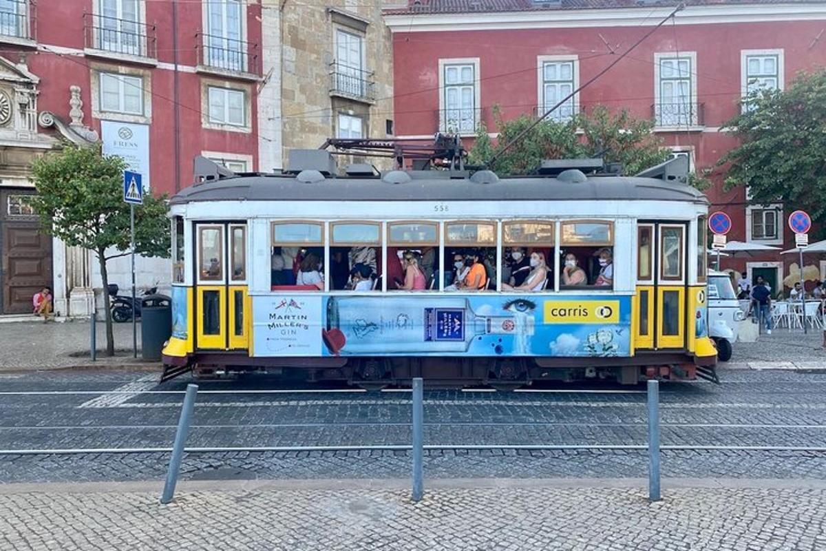 Gulur vagn fullur af fólki á götunni