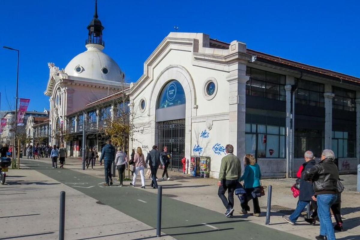 skupina lidí jdoucích před budovou