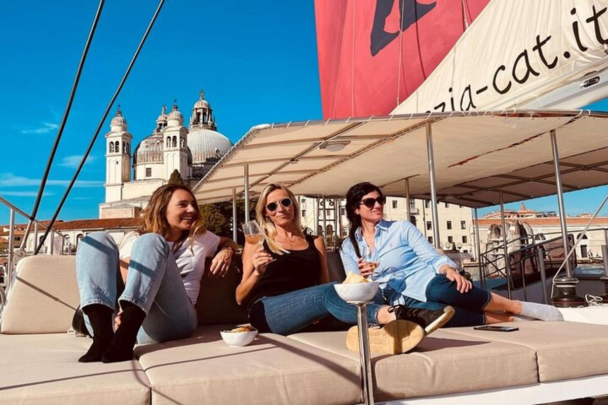 tres mujeres sentadas en la parte trasera de un barco