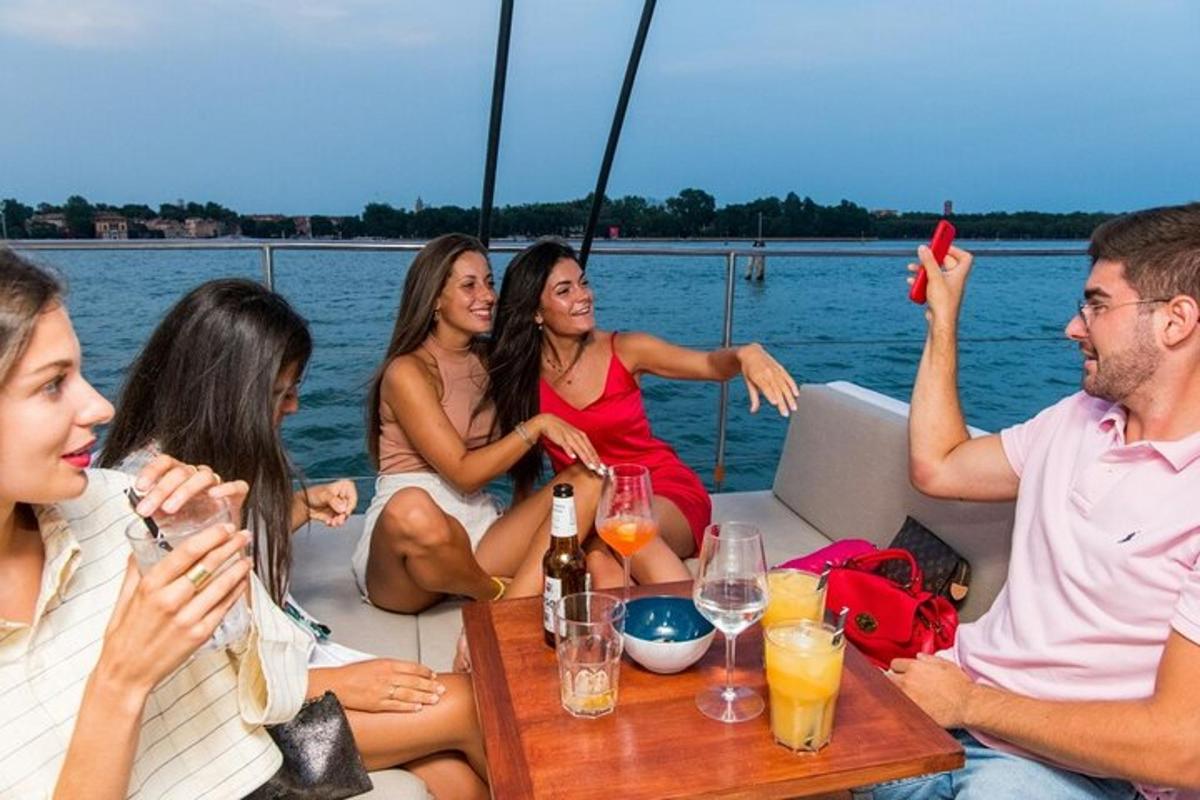 một nhóm người ngồi quanh một cái bàn trên thuyền