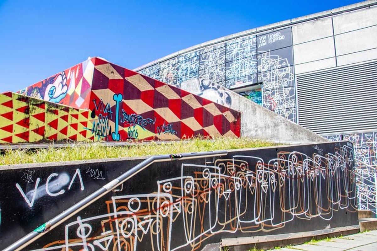 budynek z graffiti na ścianie