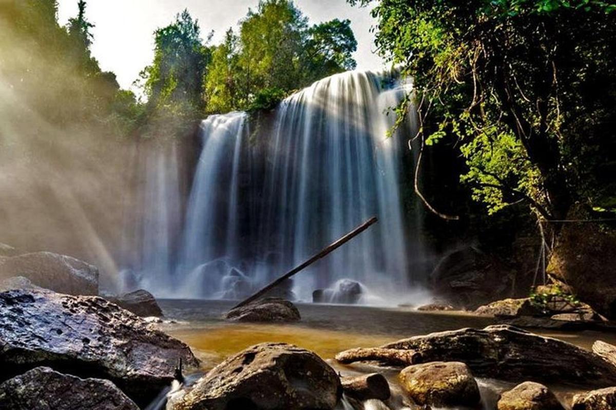 ein Wasserfall mitten in einem Fluss