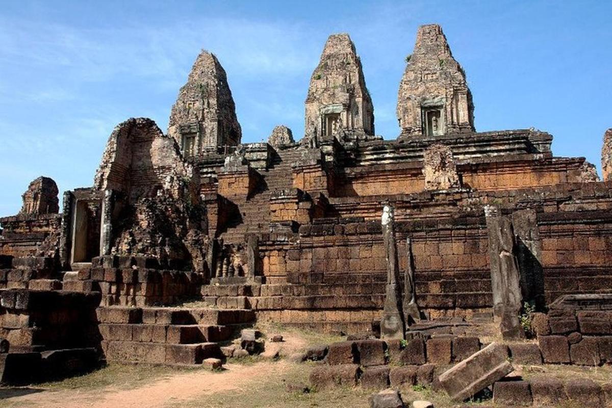 un grande edificio in pietra con scale e torri