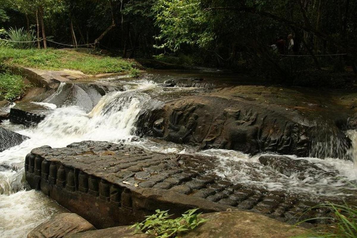 un fiume con l'acqua che scorre sulle rocce