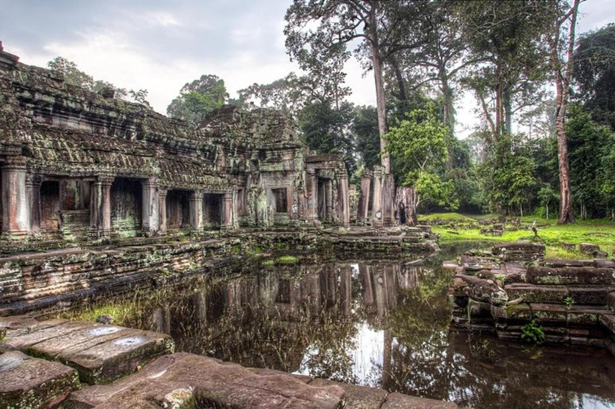 Un antiguo templo con un estanque delante.
