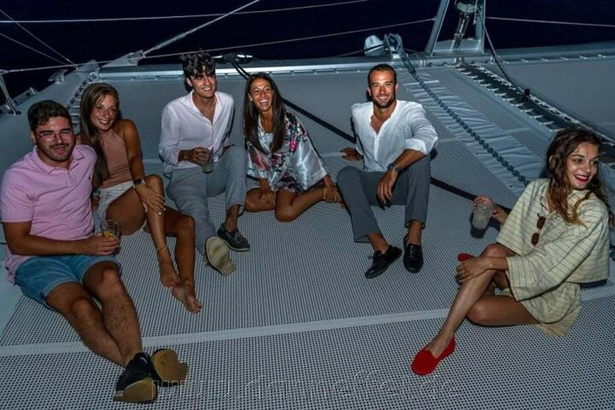 un gruppo di persone sedute su una barca