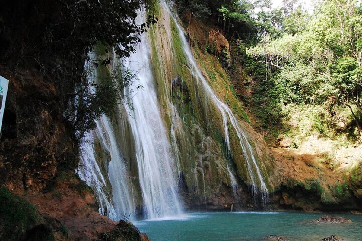una cascata in un canyon con una pozza d'acqua