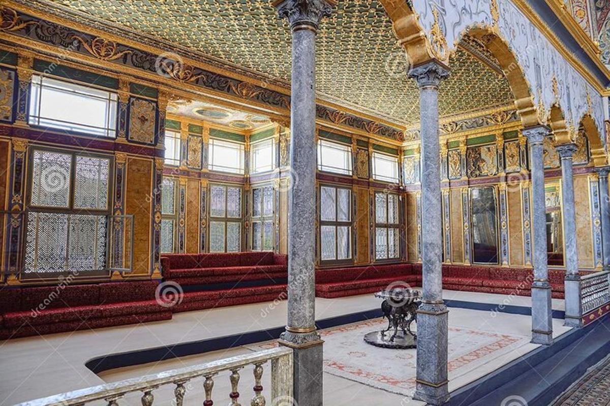 egy nagy szoba ablakokkal és lépcsővel egy épületben