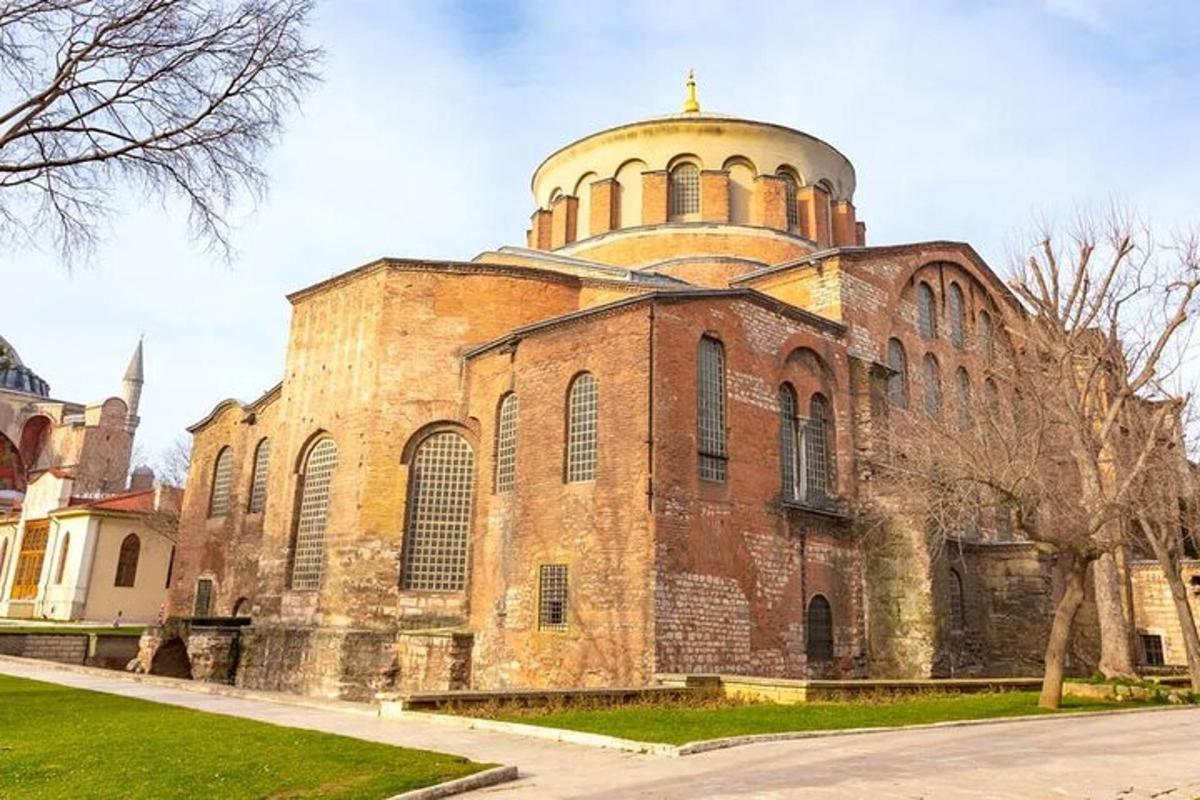 un vecchio edificio in mattoni con una cupola in cima
