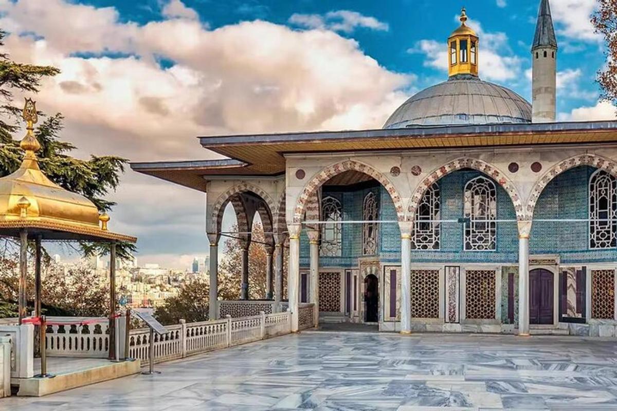 egy épület pavilonnal és mecsettel