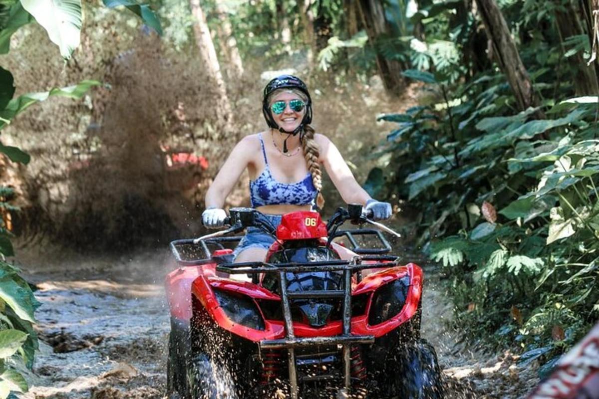 seorang wanita menunggang basikal quad di dalam hutan