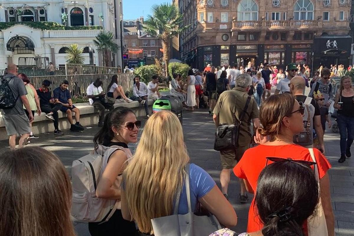 skupina lidí stojících na městské ulici