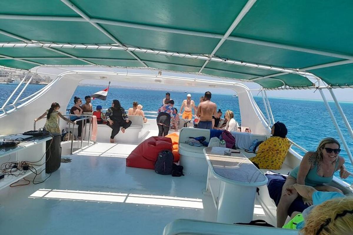 un gruppo di persone sedute su una barca in acqua