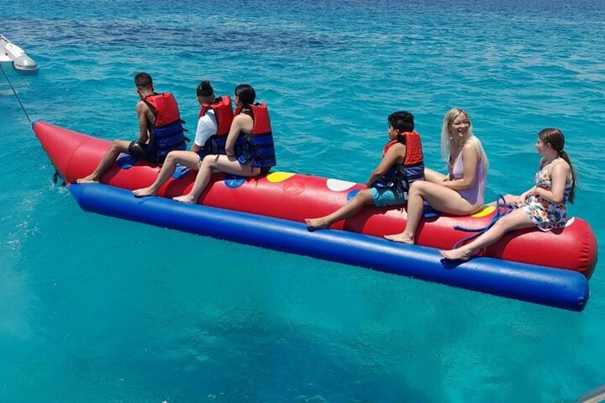 un gruppo di persone sedute su una zattera in acqua