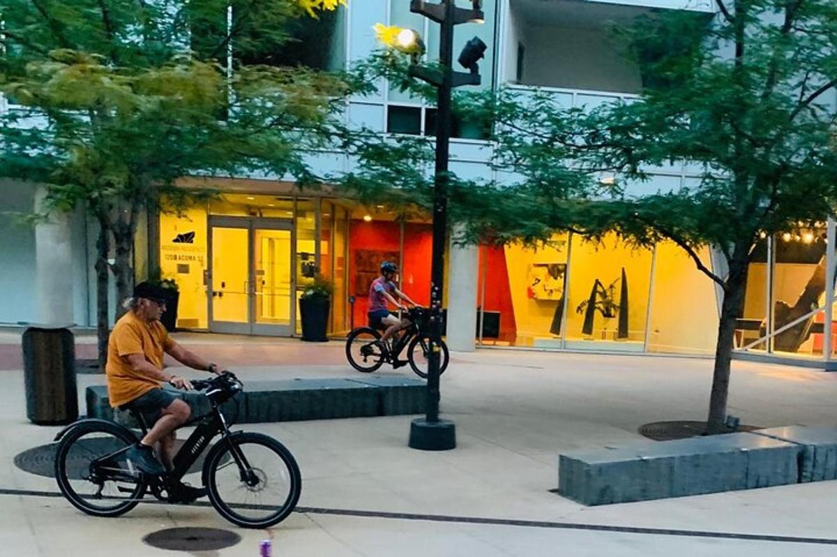 een man die op een fiets op een stadsstraat rijdt